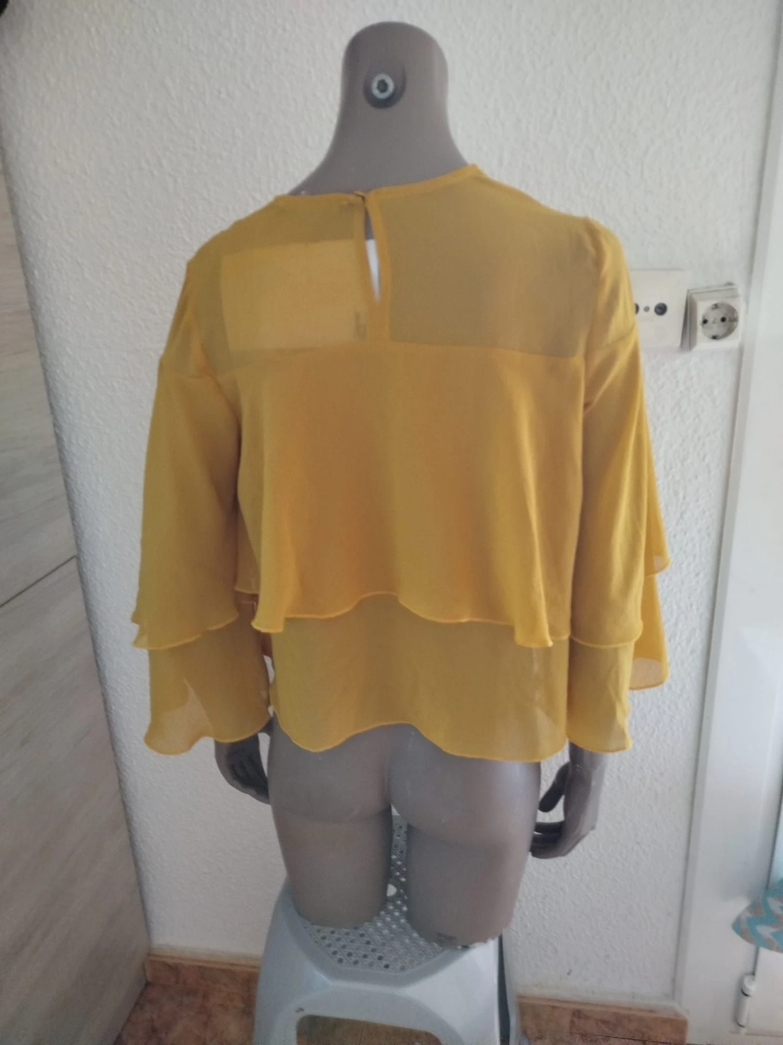 Blusa com mangas acampanadas mostarda marca linu tamanho s 💛 – photo 5